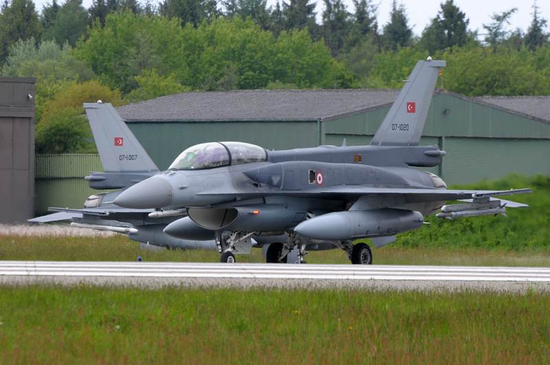 comp_pic20 by Schymura  Ziegenthaler.jpg - The Turkish F-16s taxi out of the shelter area at Wittmund for the morning mission on 16th of May